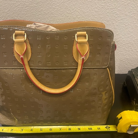 Acadia patented leather shoulder bag with handles and straps - Picture 2 of 11